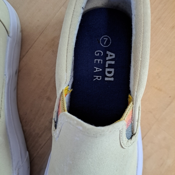 ALDI Gear Canvas Slip-On Sneakers – Size 7 - Picture 2 of 4